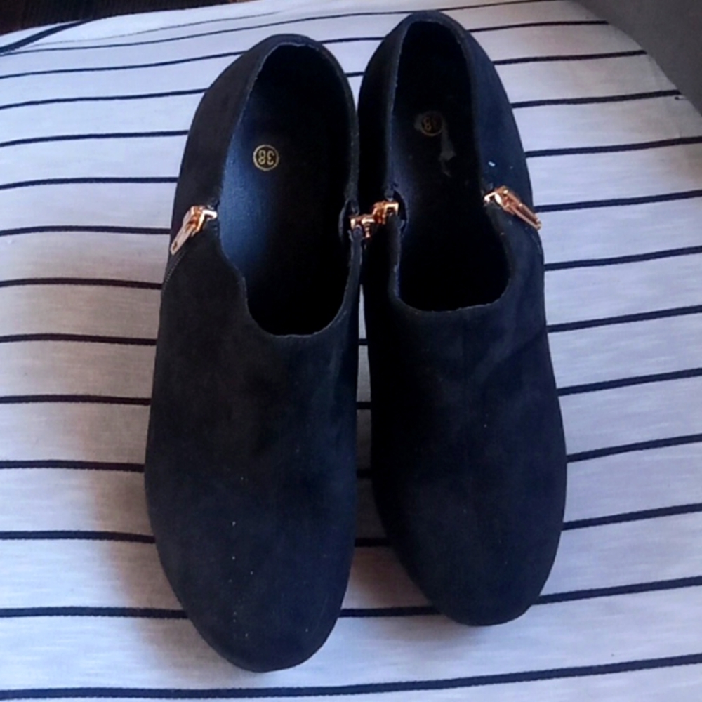 Nwot's -Non branded, black suede platform, heeled ankle booties size 38